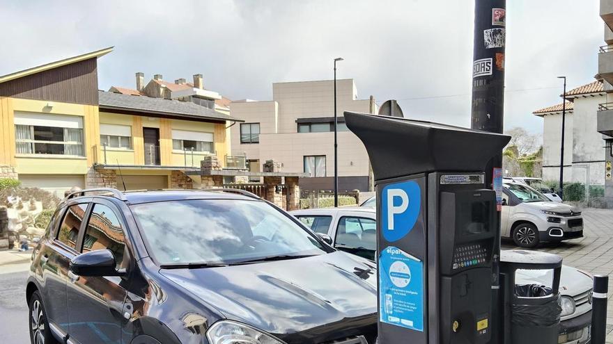 Llanes inicia la regulación estival de la ‘zona azul’ de aparcamiento: siete calles afectadas, tarifas y penalizaciones