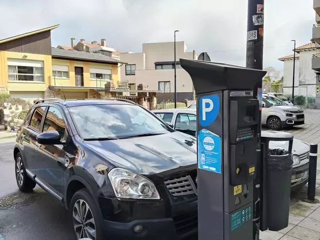 Llanes inicia la regulación estival de la ‘zona azul’ de aparcamiento: siete calles afectadas, tarifas y penalizaciones