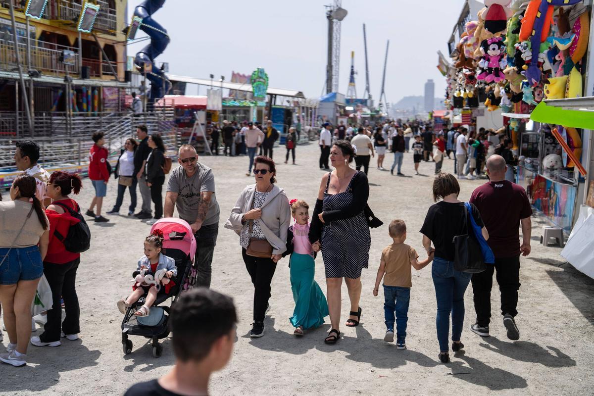 Ambiente en la Feria de Abril de Barcelona, en el recinto del Fòrum, durante la jornada del Primero de Mayo. El evento encara este viernes su último fin de semana de actividad antes de la clausura. Ambiente en la Feria de Abril de Barcelona, en el recinto del Fòrum, durante la jornada del Primero de Mayo. El evento encara este viernes su último fin de semana de actividad antes de la clausura.