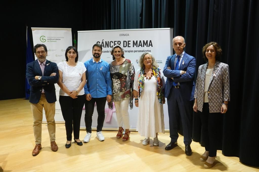 Foto de familia de los organizadores y ponentes del evento sobre el cáncer de mama "Avanzando hacia la cura: terapias personalizadas"