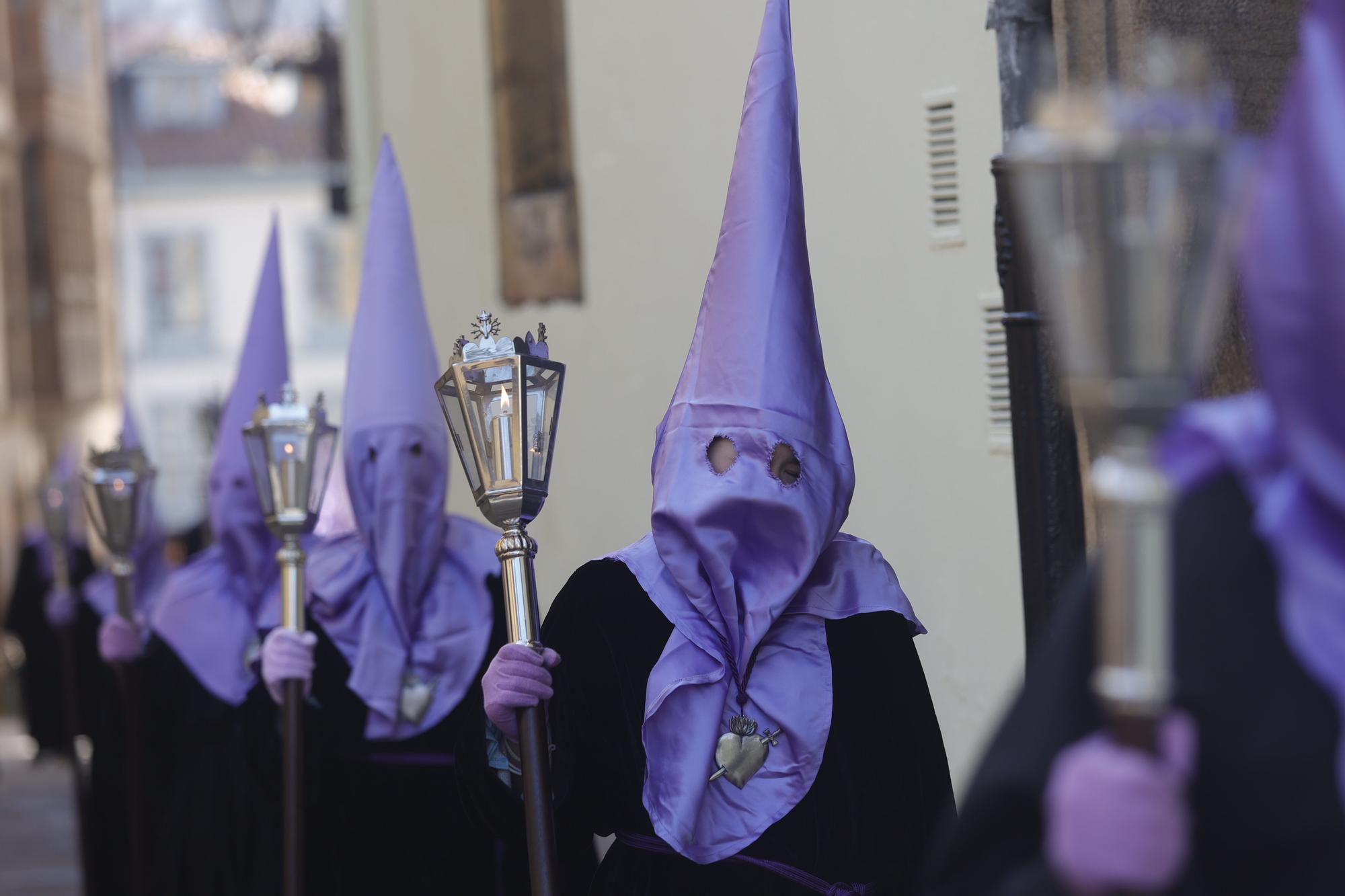 EN IMÁGENES: Así fue la procesión de la Soledad en la Semana Santa de Oviedo