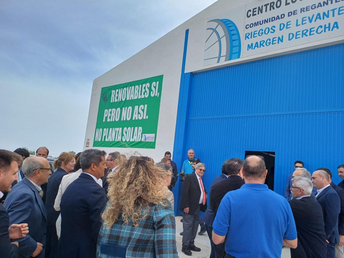 Pancartas reivindicativas contra la planta solar de la desaladora de Torreviejia en la sede la comunidad Pancartas reivindicativas contra la planta solar de la desaladora de Torreviejia en la sede la comunidad