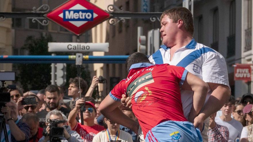 Un momento de la Luchada del Día de Canarias en la plaza de Callao de Madrid.