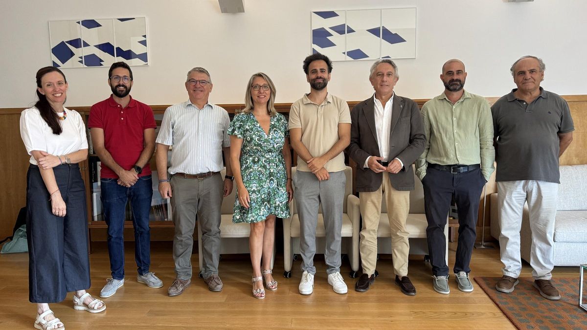 Antoni Forner, en el centro, ha vuelto este jueves a la Universidad de Alicante