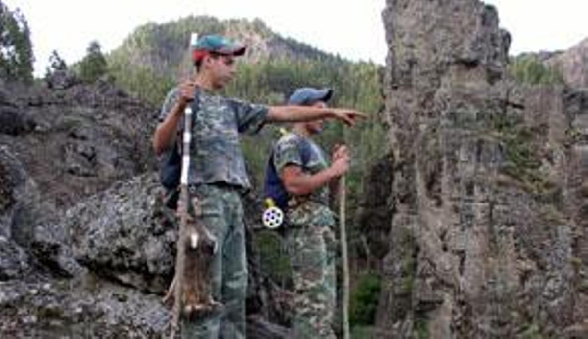 Imagen de archivo de dos jóvenes cazadores con perro y hurón en las medianías de Gran Canaria. | la provincia/dlp