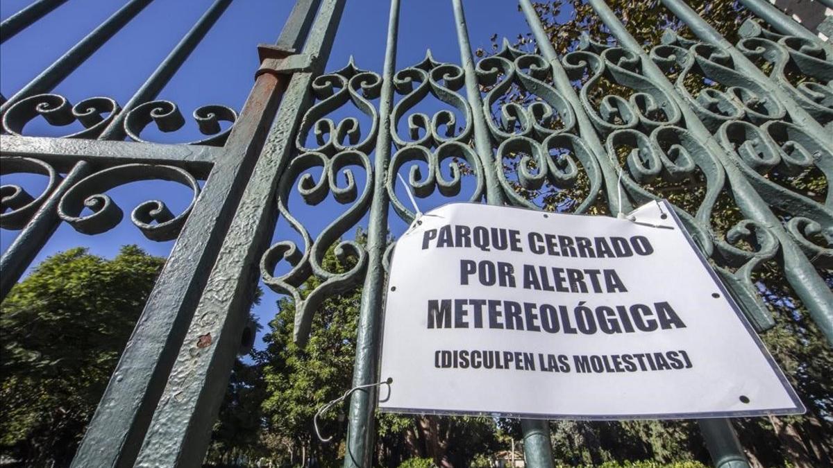 Cartel de aviso por viento en el parque de los Viveros de Valencia