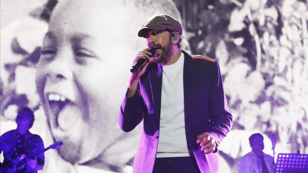 Juan Luis Guerra al inicio de su actuación en el Palau Sant Jordi.