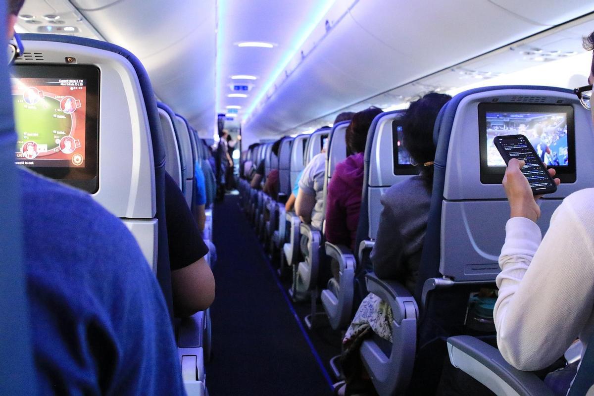 Varias personas en un vuelo comercial
