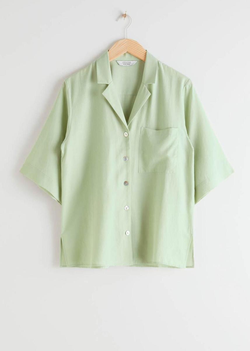 Camisa en verde de &amp; Other Stories. (Precio: 69 euros)