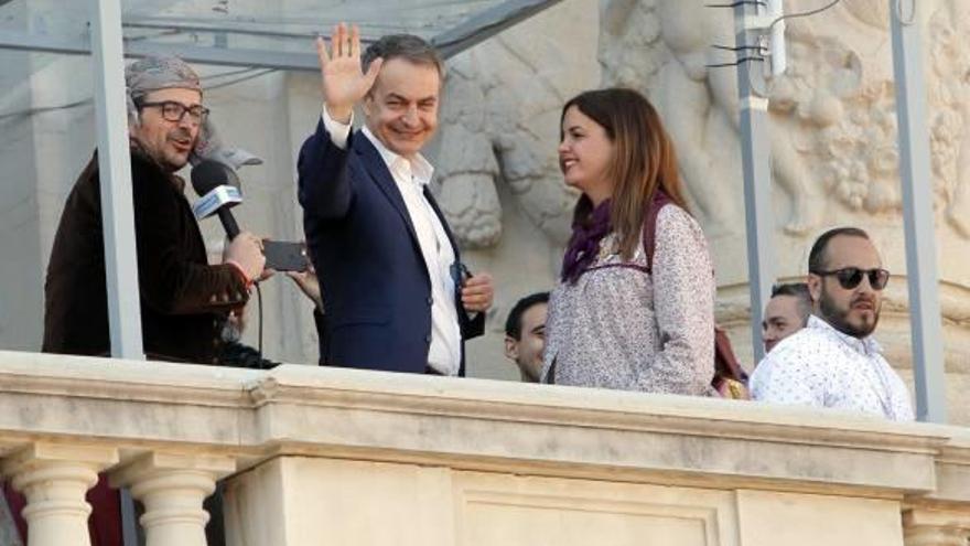 El expresidente del Gobierno, ayer, junto a Sandra Gómez en el balcón del Ayuntamiento de València.