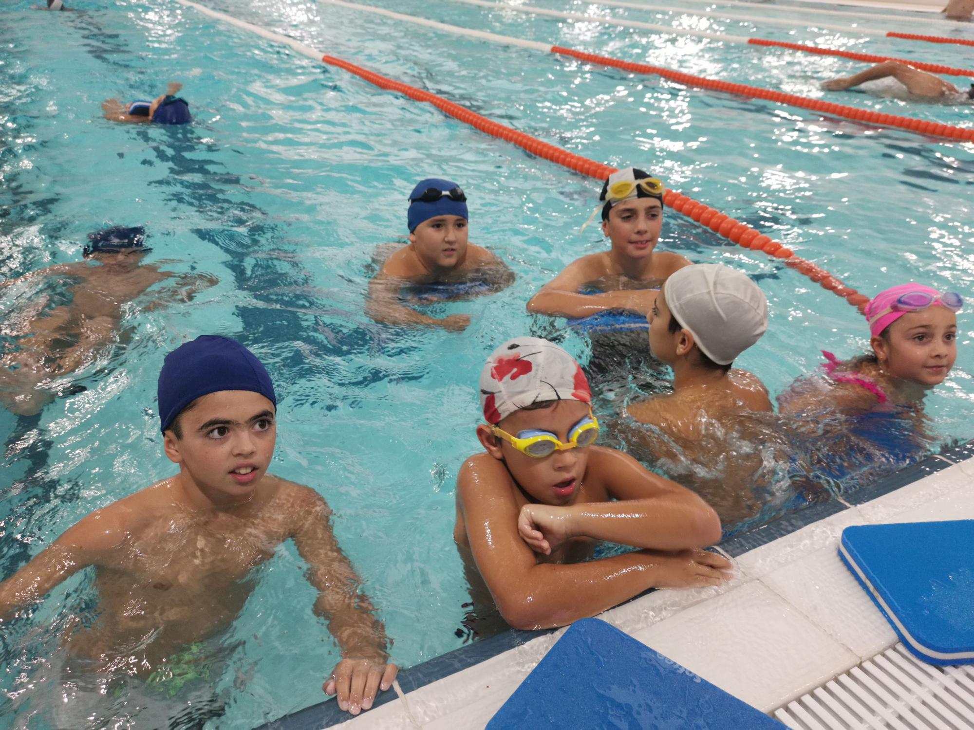 Inicio de los cursos de natación en la piscina de As Lagoas, en Bueu