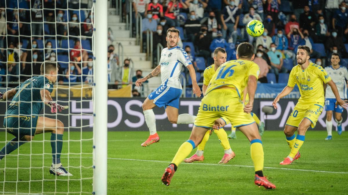 Una jugada del último derbi en el estadio.