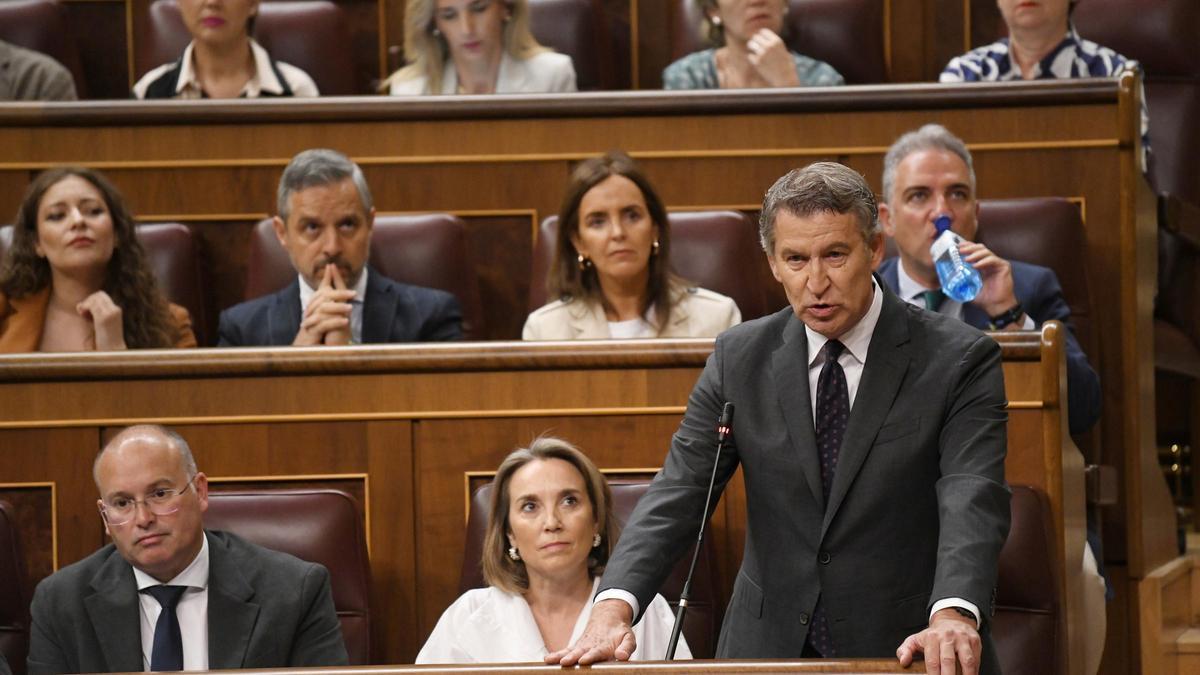 El presidente del Partido Popular, Alberto Núñez Feijóo, interviene durante una sesión de control al Gobierno, en el Congreso de los Diputados, a 11 de junio de 2025, en Madrid (España). El presidente del Gobierno asiste a su primera sesión de control en