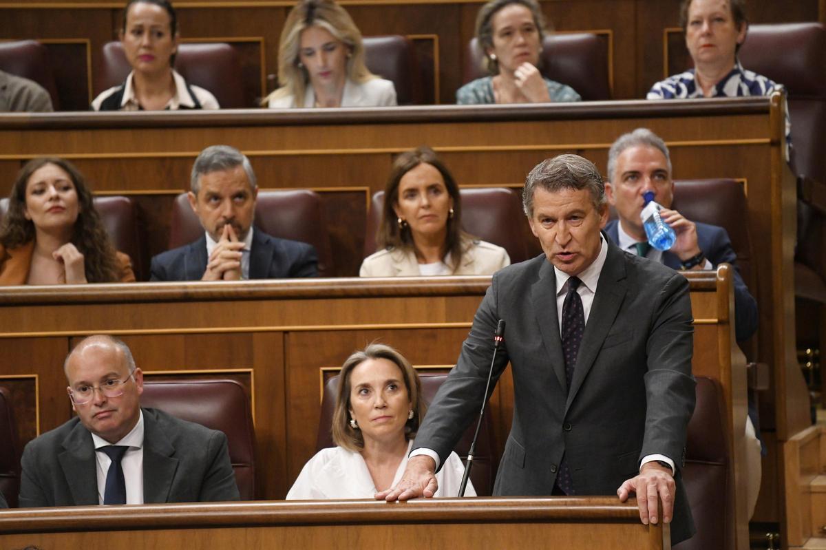 Feijóo tacha a Sánchez de peligro para la democracia y el presidente evita entrar a hablar de casos judiciales