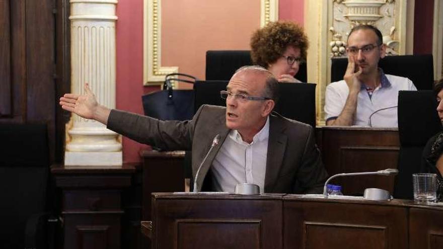 Barquero, del PSOE, se defiende de las acusaciones. // Jesús Regal