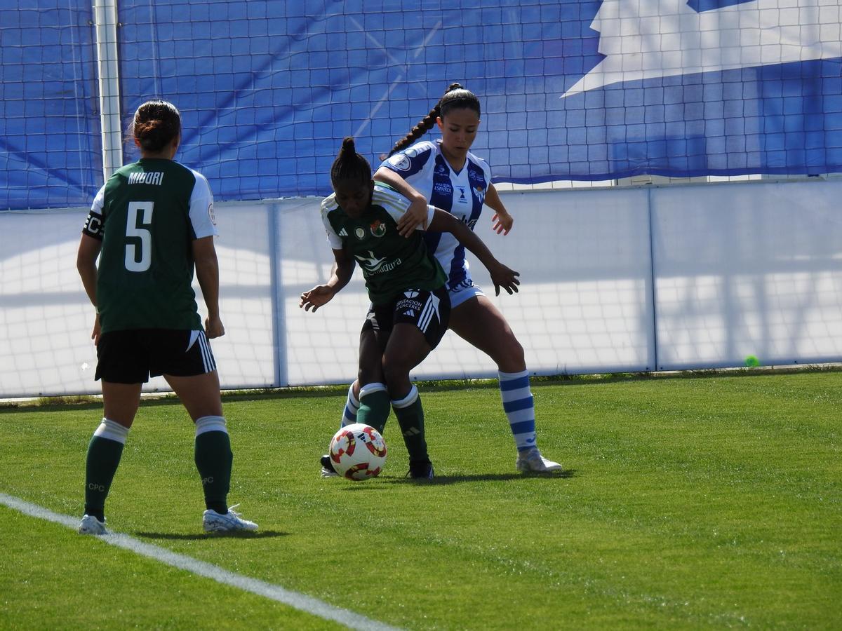 Acción del duelo entre Sporting y Cacereño Femenino.