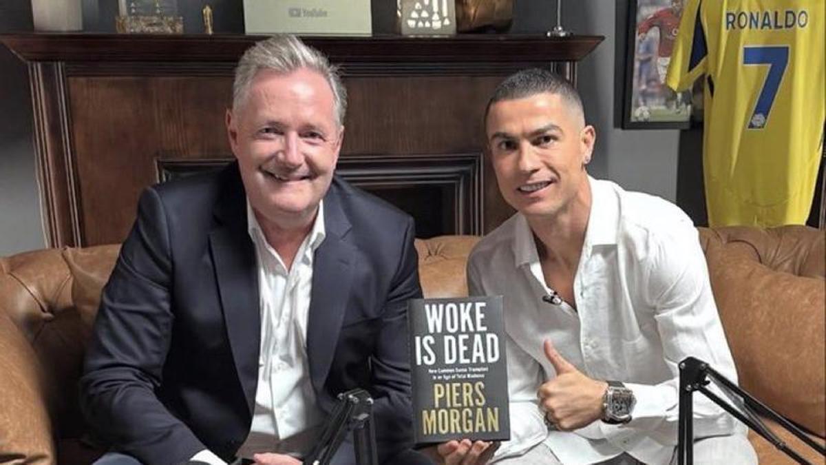 CR7 sostiene el libro del controvertido periodista británico, defensor del movimiento 'anti woke'