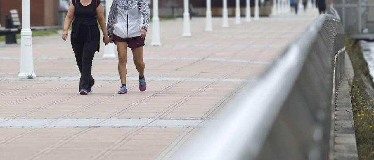 Montse García y Arantxa Carreras, habituales del paseo de la ría de Avilés.