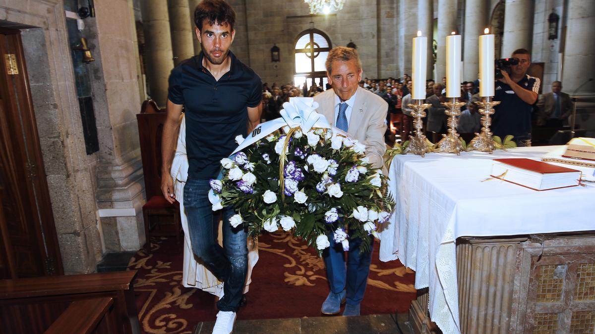 Ofrenda floral al Cristo de la Victoria del Celta por su 90 aniversario realizada en 2013 por el que fuera ese año capitán del equipo, Borja Oubiña, y el presidente de la entidad, Carlos Mouriño.