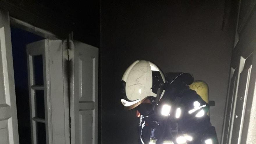 Un bombero en la vivienda afectada por un rayo en Sorribas (Grado).