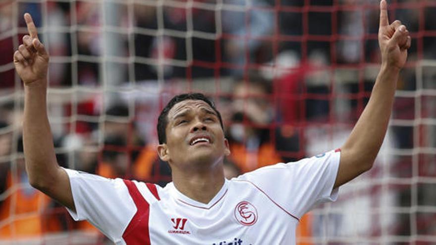 Bacca celebra su gol.