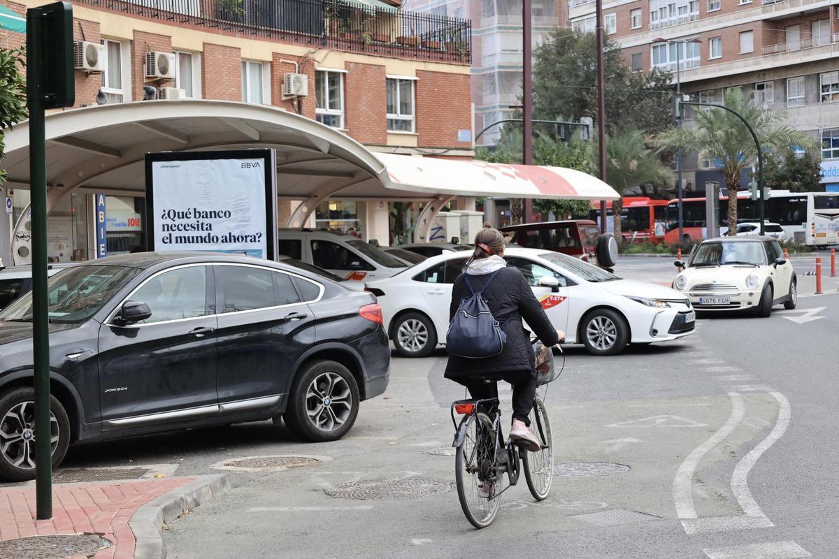 Parada de taxis tras el carril bici en la plaza Díez de Revenga.