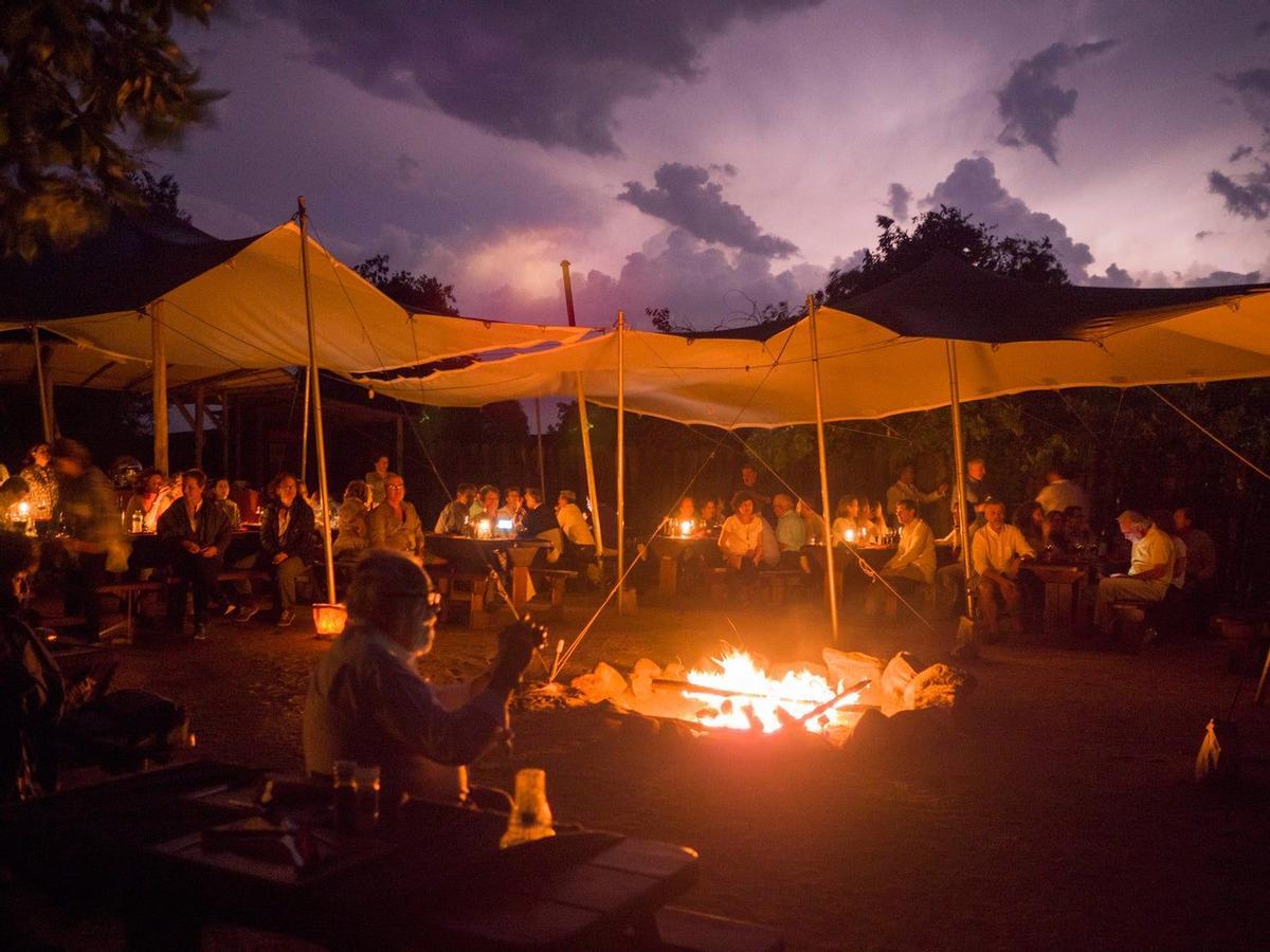 Cena con espectáculo en la Boma