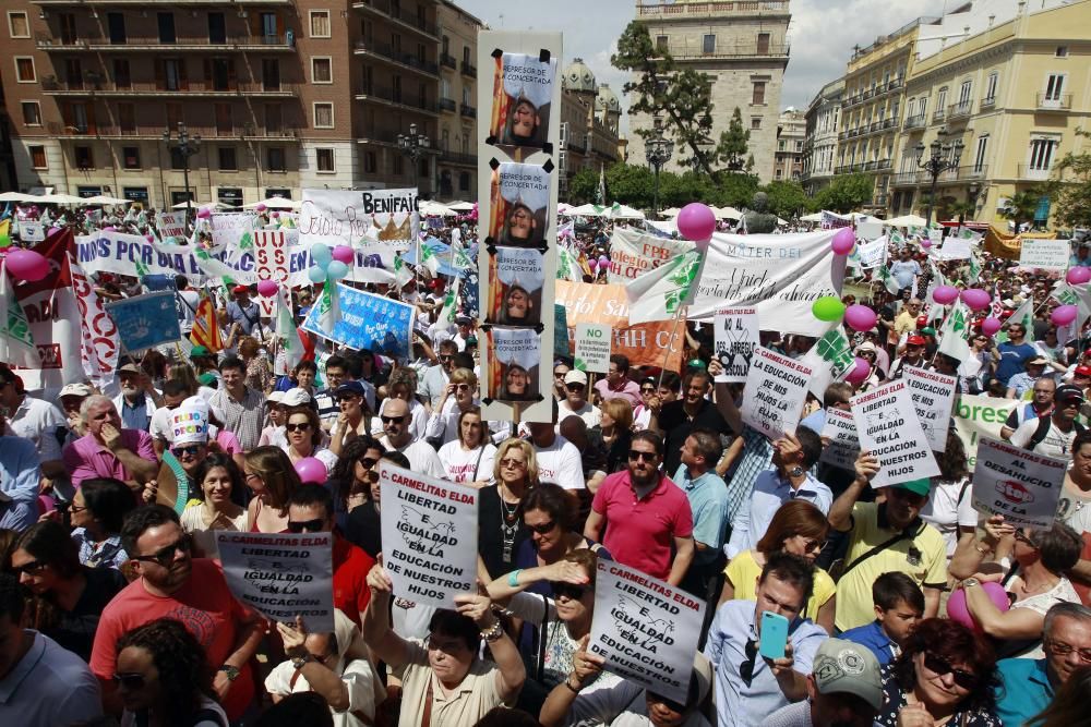 Cientos de alicantinos, en la protesta contra Marzà en Valencia