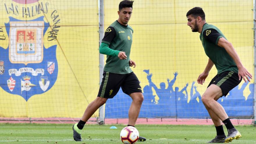 Toni Segura (izquierda), junto a Rafa Mir, en un entrenamiento esta semana.