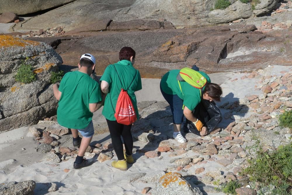 Voluntarios ponen a punto las playas de A Illa