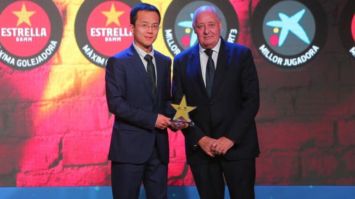 Mao Ye Wu recibió el trofeo de manos de Joan Soteras, presidente de la FCF