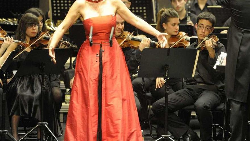 Ainhoa Arteta, en un concierto benéfico en el Teatro Colón, con la Orquesta Gaos.