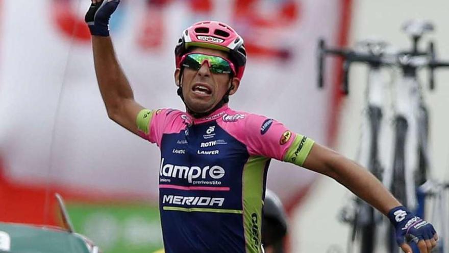 Nelson Oliveira festeja su triunfo de etapa, ayer en Tarazona. // Javier Lizón