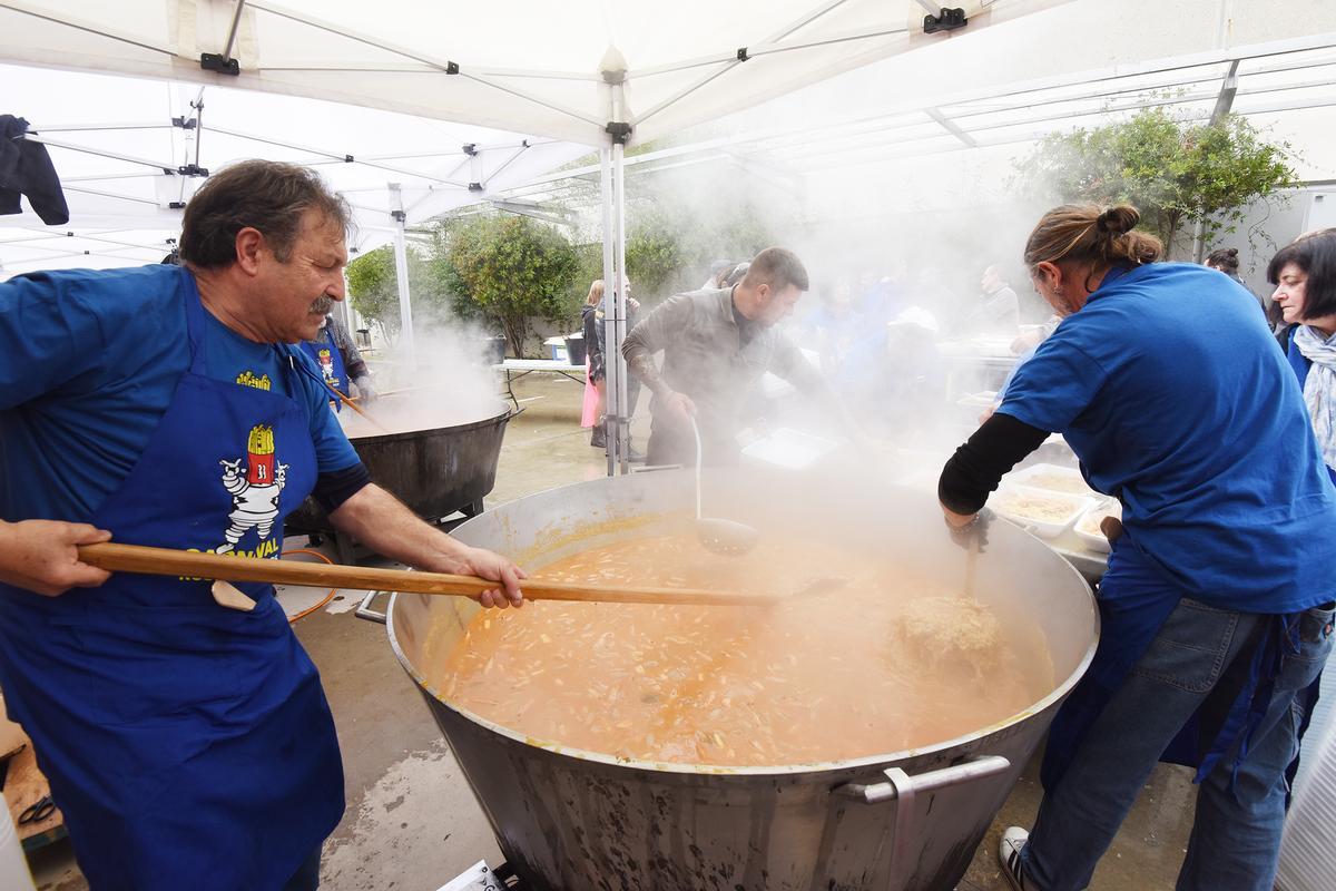 Preparació de l'arrossada popular.