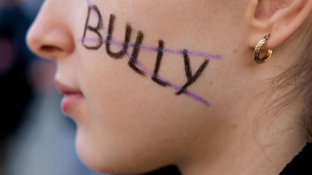 Una joven con una pintada en la mejilla en contra del acoso escolar