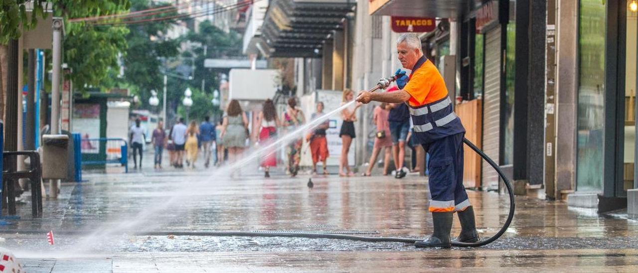 Un operario del servicio baldea una céntrica avenida de Alicante, en una imagen de archivo