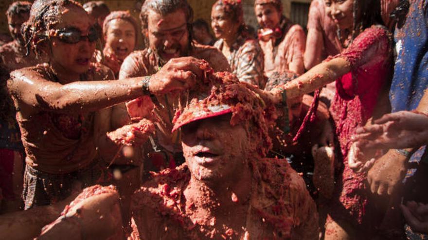 20.000 personas tiñen de rojo la Tomatina de Buñol