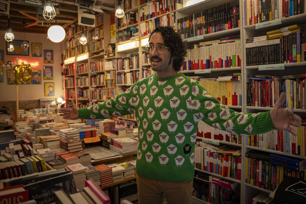 La librería de Barcelona, On The Road, y su propietario Àngel Tijerín