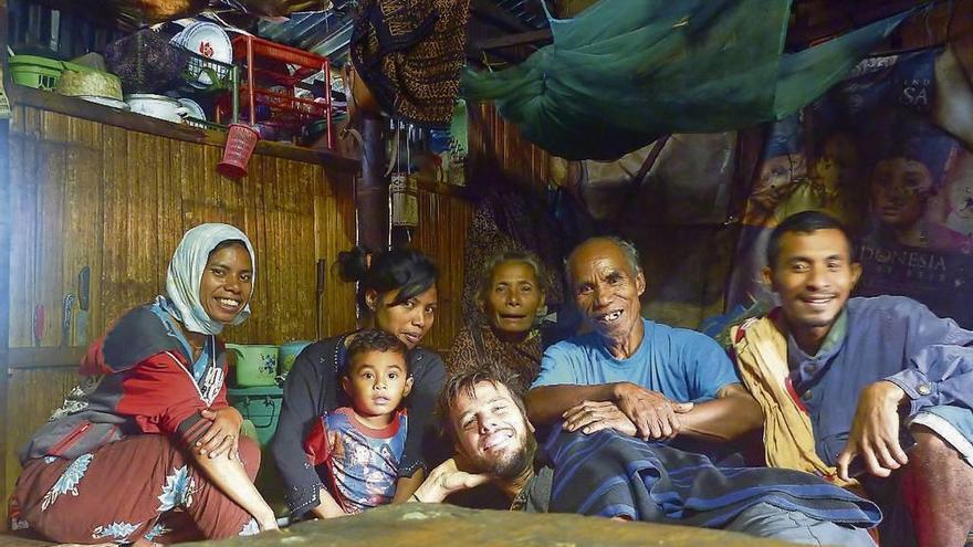 El zamorano, recostado, entre la familia indígena de la isla de Flores, en Indonesia, que le acogió.