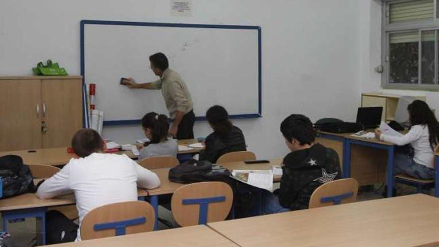 Alumnos del Mare Nostrum en clases de refuerzo.