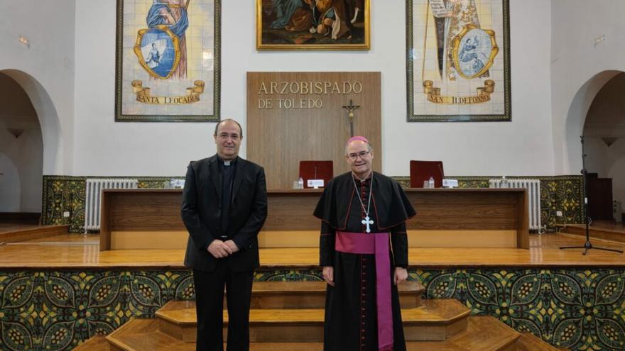 El sacerdote Jesús Pulido (izquierda), ayer, junto a Francisco Cerro, ya arzobispo de Toledo, a quien sustituye como prelado de Coria-Cáceres.