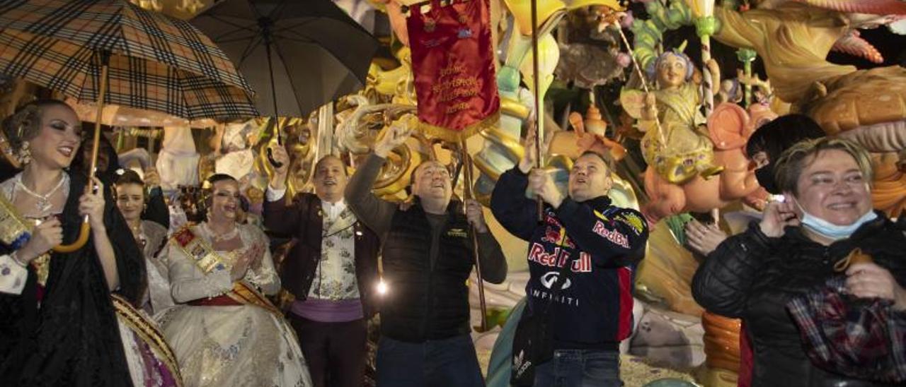 Los hermanos Parra celebran el primer premio con Plaça Major en las pasadas fiestas. | PERALES IBORRA