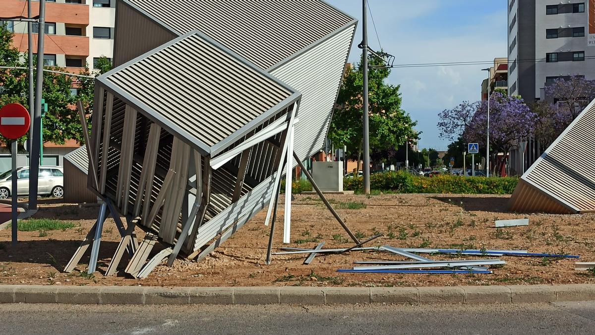 Así quedó la rotonda de los Cubos tras la colisión este martes