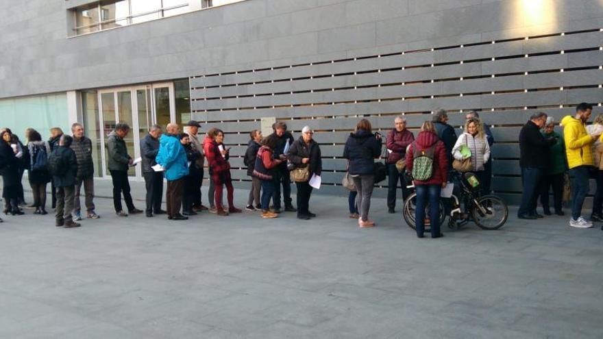 Persones fent cua a les portes dels jutjats de Manresa