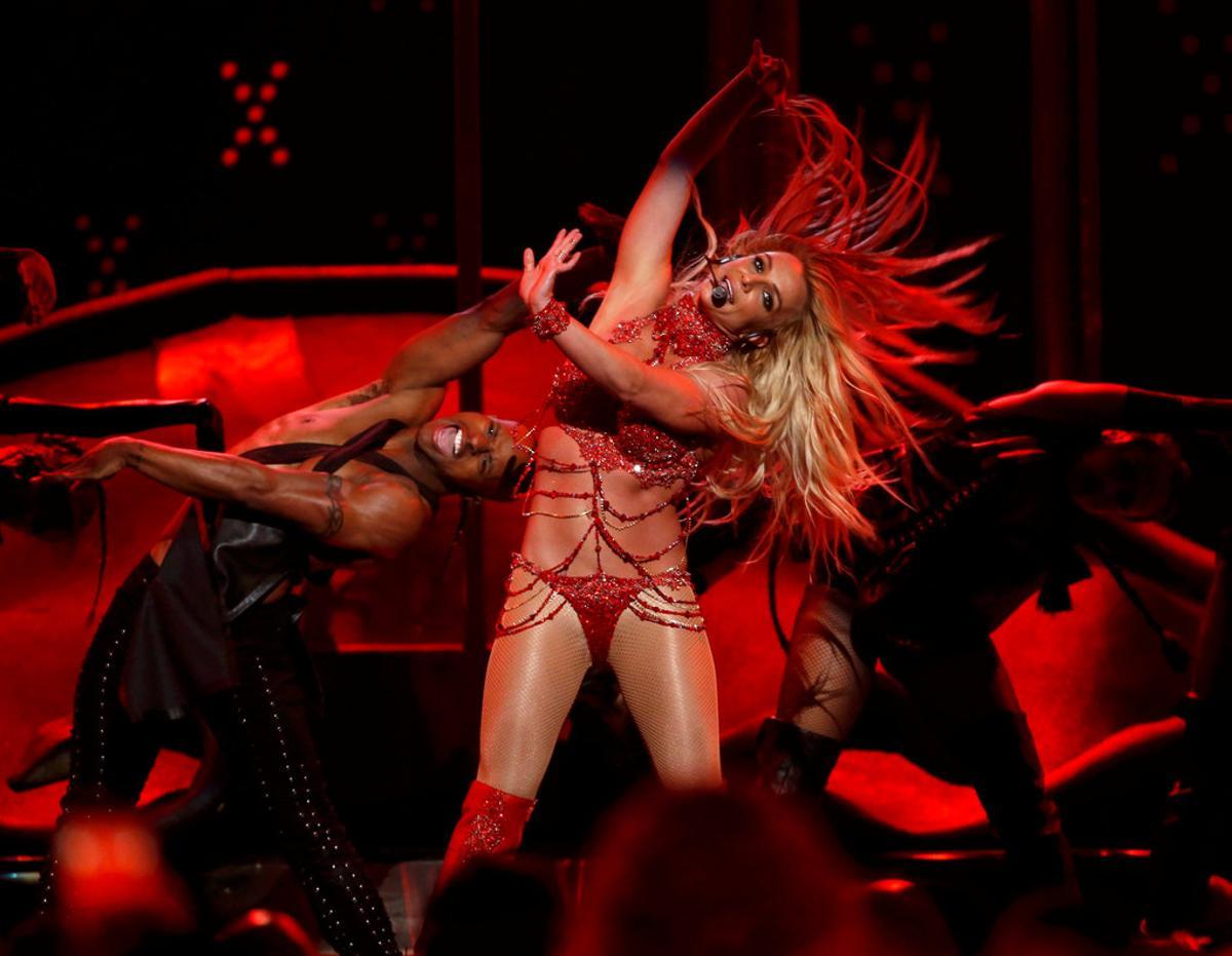 Britney Spears, espectacular puesta en escena y ’playback’.