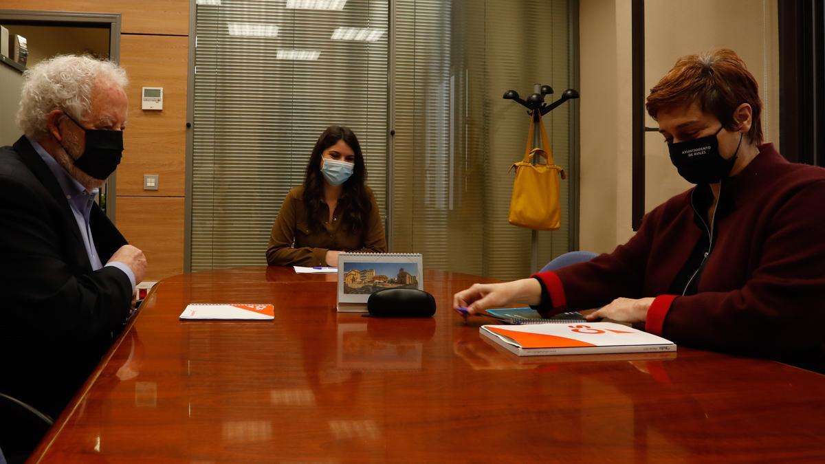 Javier Vidal, Raquel Ruiz (al fondo), y Carmen Pérez Soberón.