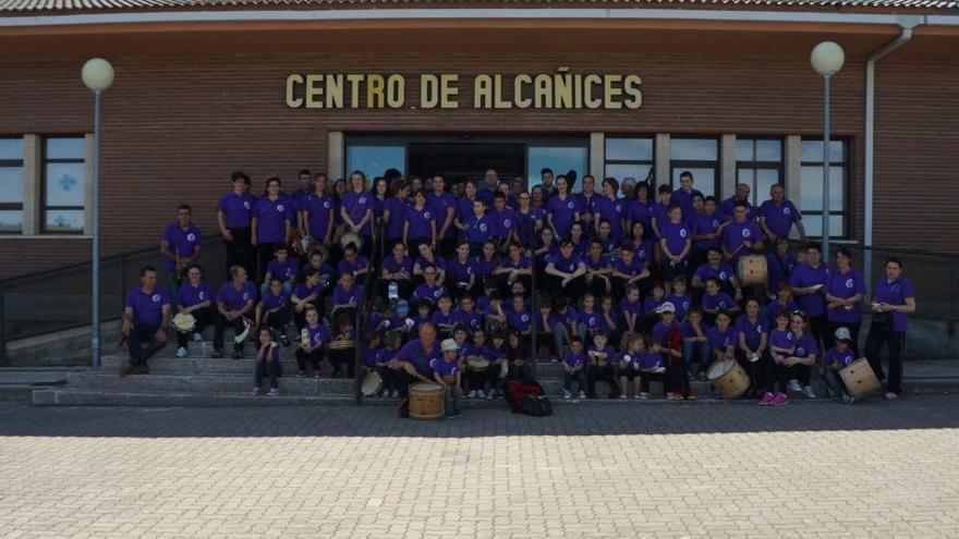 Los alumnos del curso 2015-2016, frente a la Escuela Alistana de Folclore.