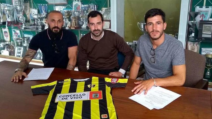 Yahvé y Álex, junto con el directivo y exjugador aurinegro, Jacobo Sáenz. // Rápido