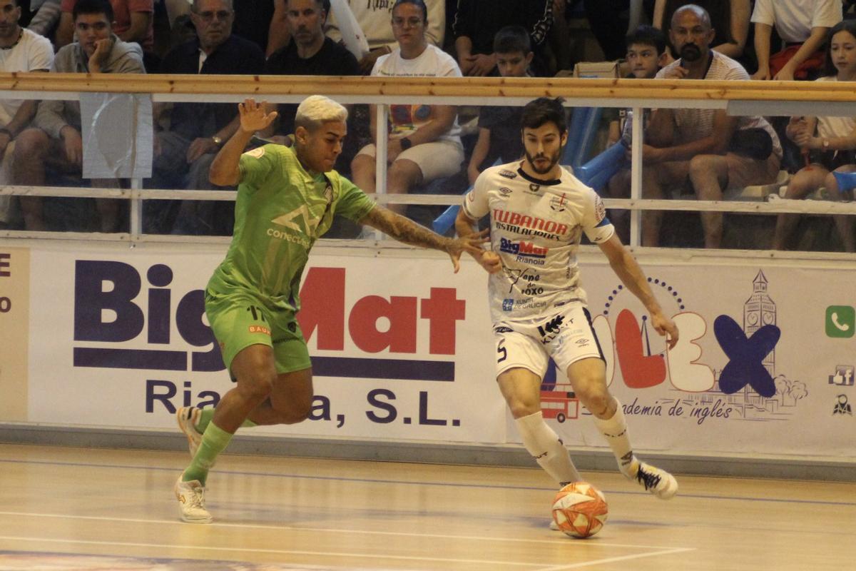 fútbol sala. Cleber, del Palma Futsal, persiona a un jugador del Noia