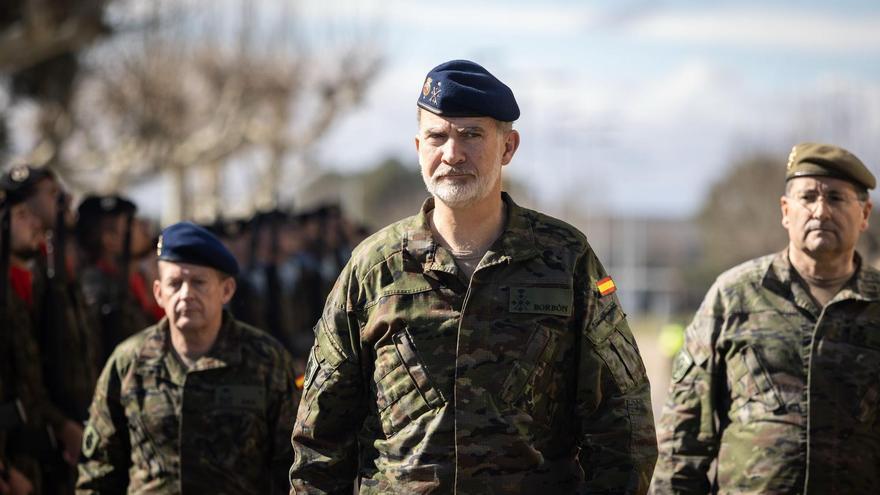 El Rey visita en la Brigada Aragón I a la &quot;primera unidad&quot; que ayudó al pueblo valenciano en la DANA